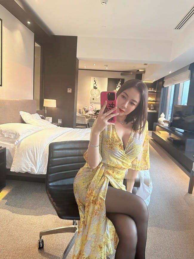 [微密圈]果儿Victoria –黄色战袍[23P-27M]-1